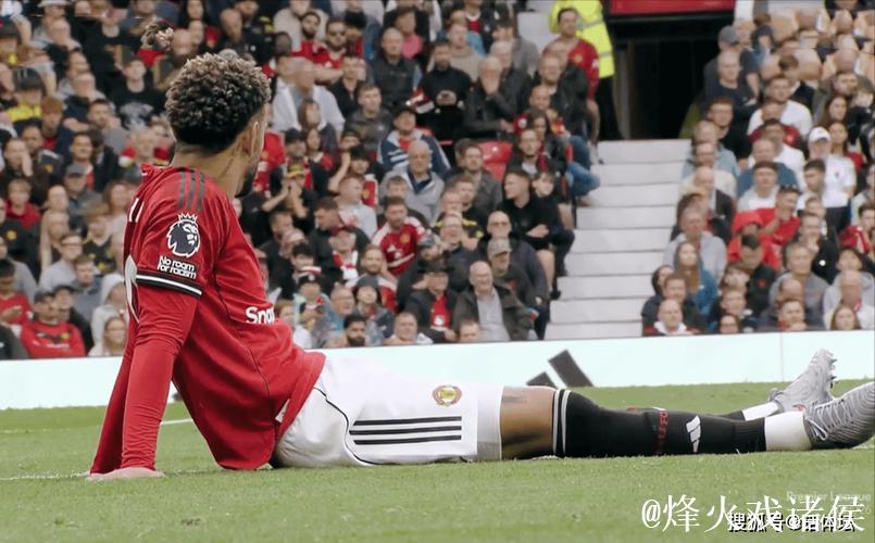 不满尽显！B费赛后用球衣擦汗，与卡塞米罗热烈交流